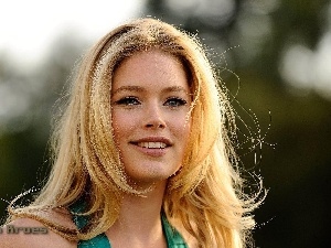 Doutzen Kroes, Blonde, smiling