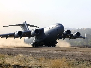 Boeing C-17 Globemaster III, troop-carrier, landing, dust