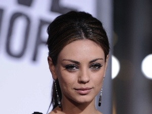 ear-ring, Mila Kunis