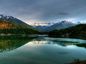 Germany, Sylvenstein, Mountain Forest, lake