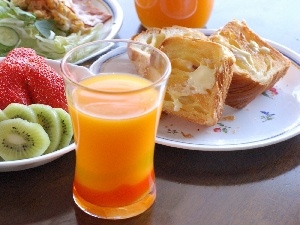 kiwi, strawberries, cake, juice