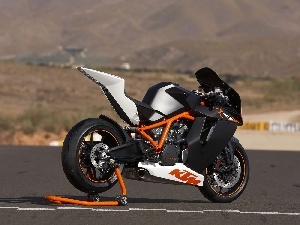 Zadupek, KTM RC8