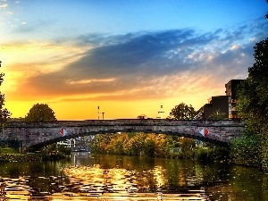 clouds, flash, ligh, sun, Przebijaj?ce, Houses, bridge, River, trees, luminosity, viewes