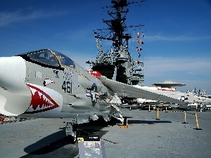 USS Midway, Vought F-8 Crusader, aircraft carrier