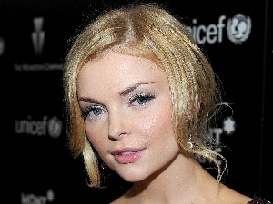 Izabella Miko, Blonde