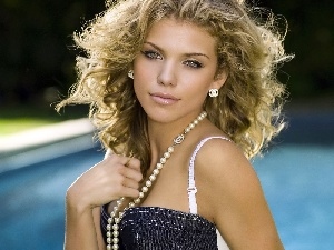 Necklace, pearly, Annalynne McCord, Blonde