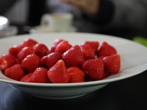 plate, strawberries
