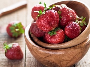 Bowls, strawberries, wood