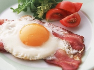 tomatoes, bacon, egg, lettuce, an