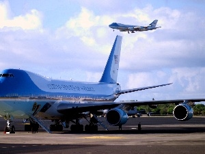 Boeingi, VC-25A Air Force One, Two cars