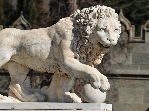 Lion, Statue monument